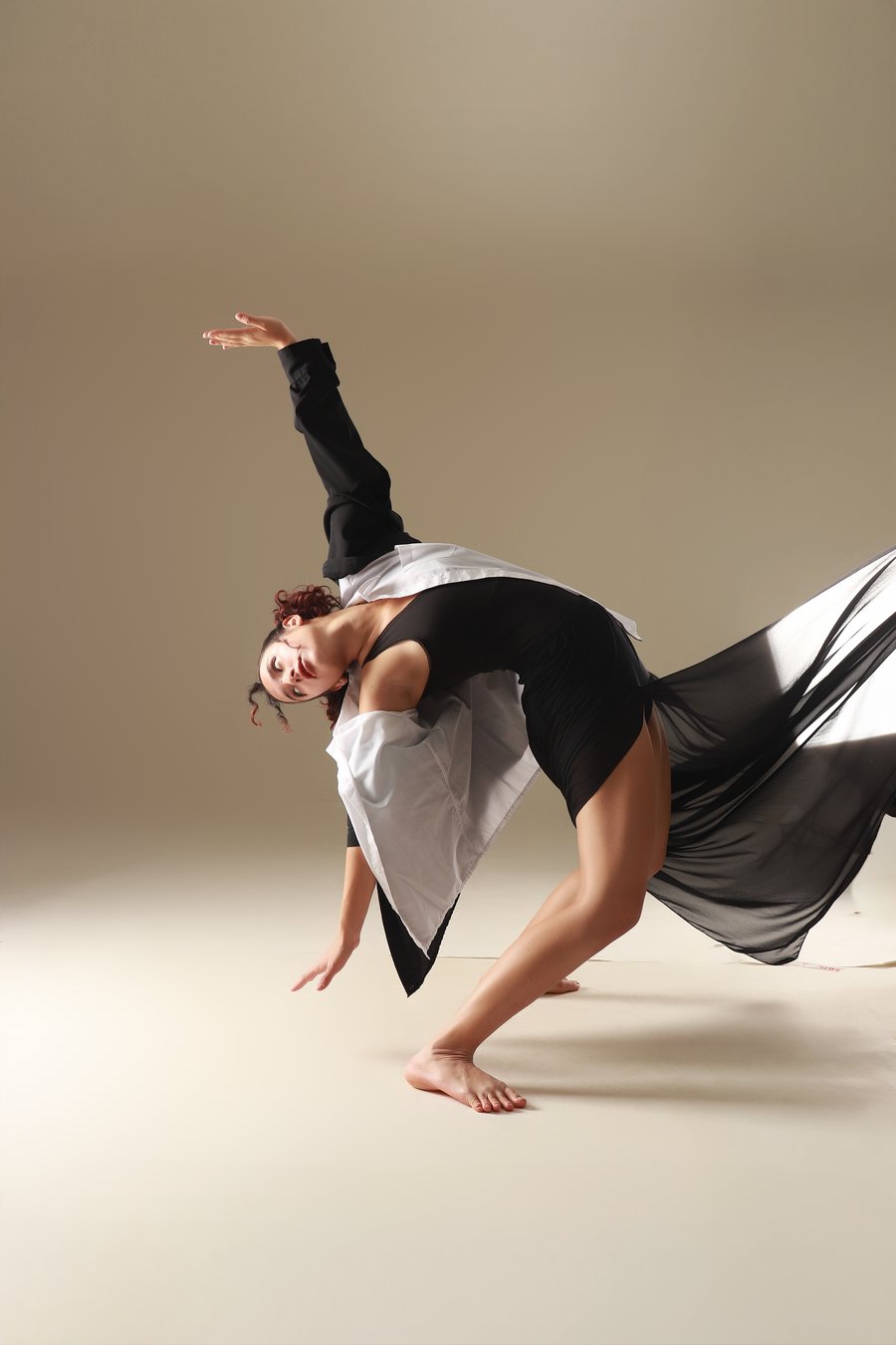Bailarina con vestido negro y tela en movimiento, retrato artístico Erica Cruz