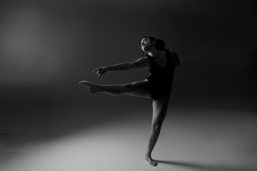 Bailarina en pose de arabesque, fotografía artística en blanco y negro, Erica Cruz