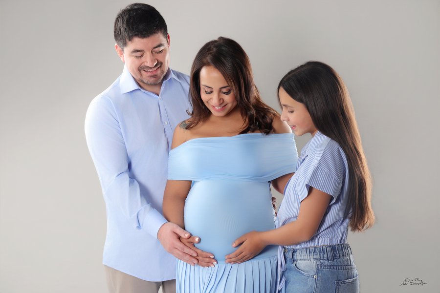 Padre e hija frente con frente, sesión de embarazo, Erica Cruz