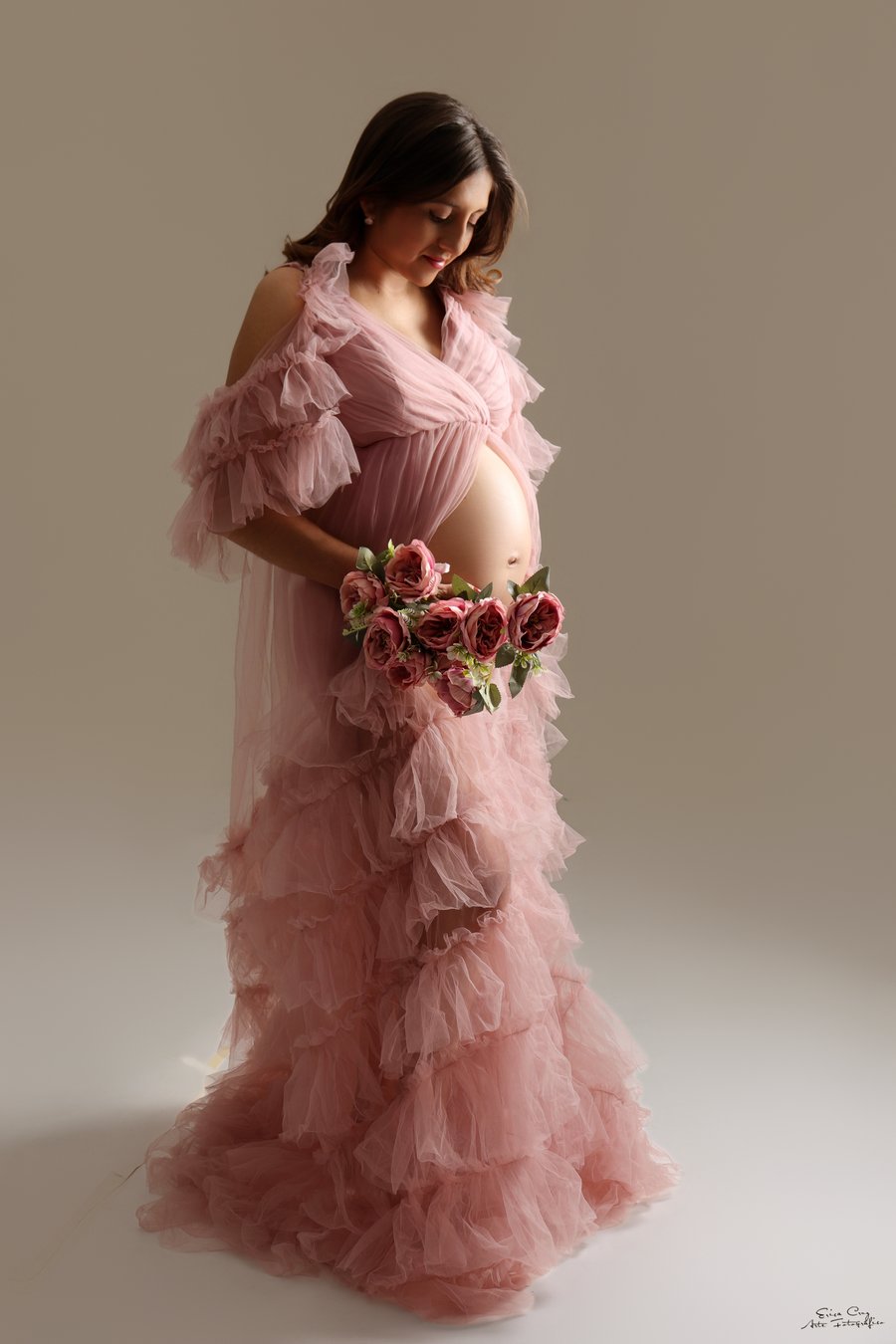 Embarazada con vestido rosa de tul y ramo de flores, Erica Cruz