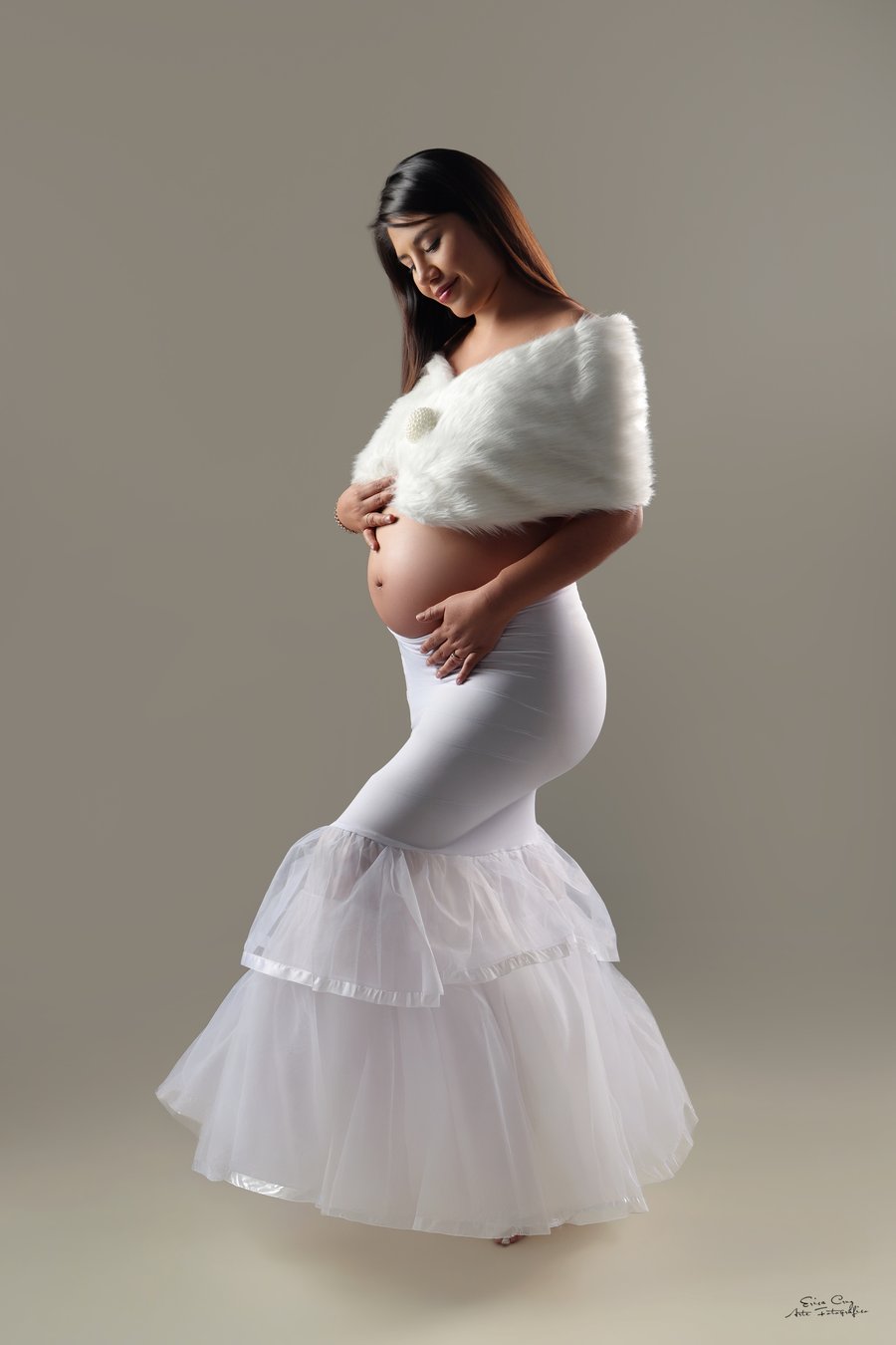 Embarazada con vestido blanco tipo sirena, Erica Cruz