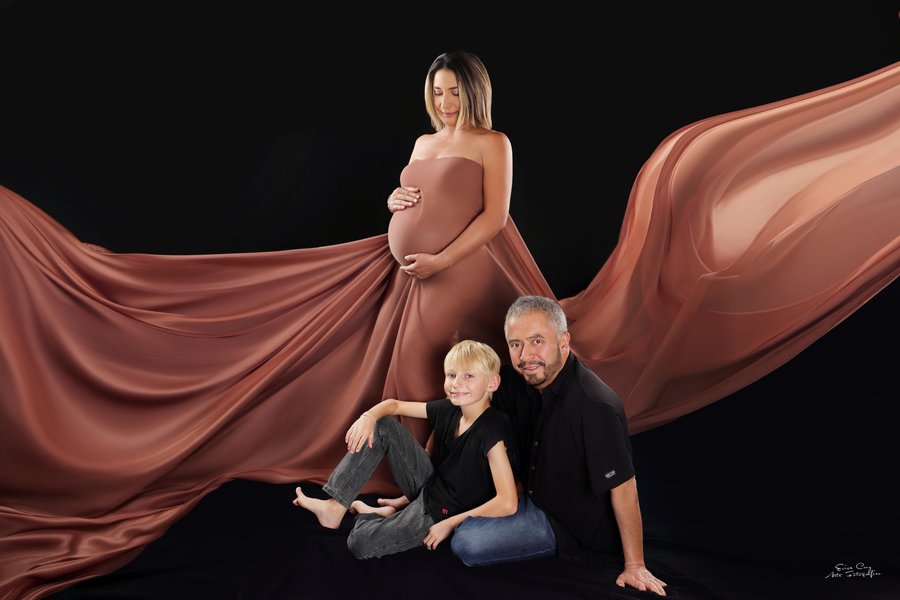 Familia bajo tela café en sesión de embarazo, Erica Cruz