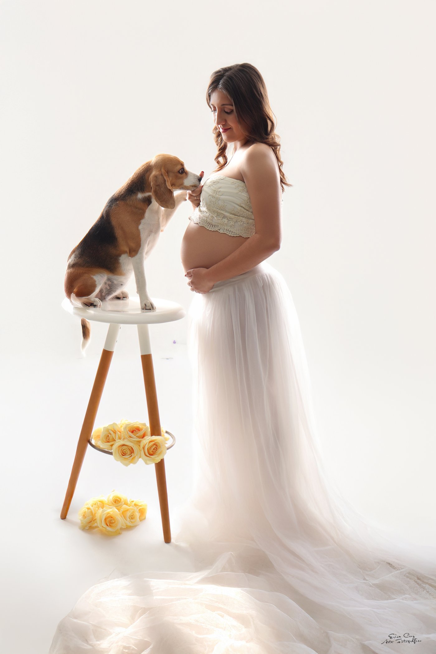 Embarazada con vestido blanco junto a su perrito, Erica Cruz