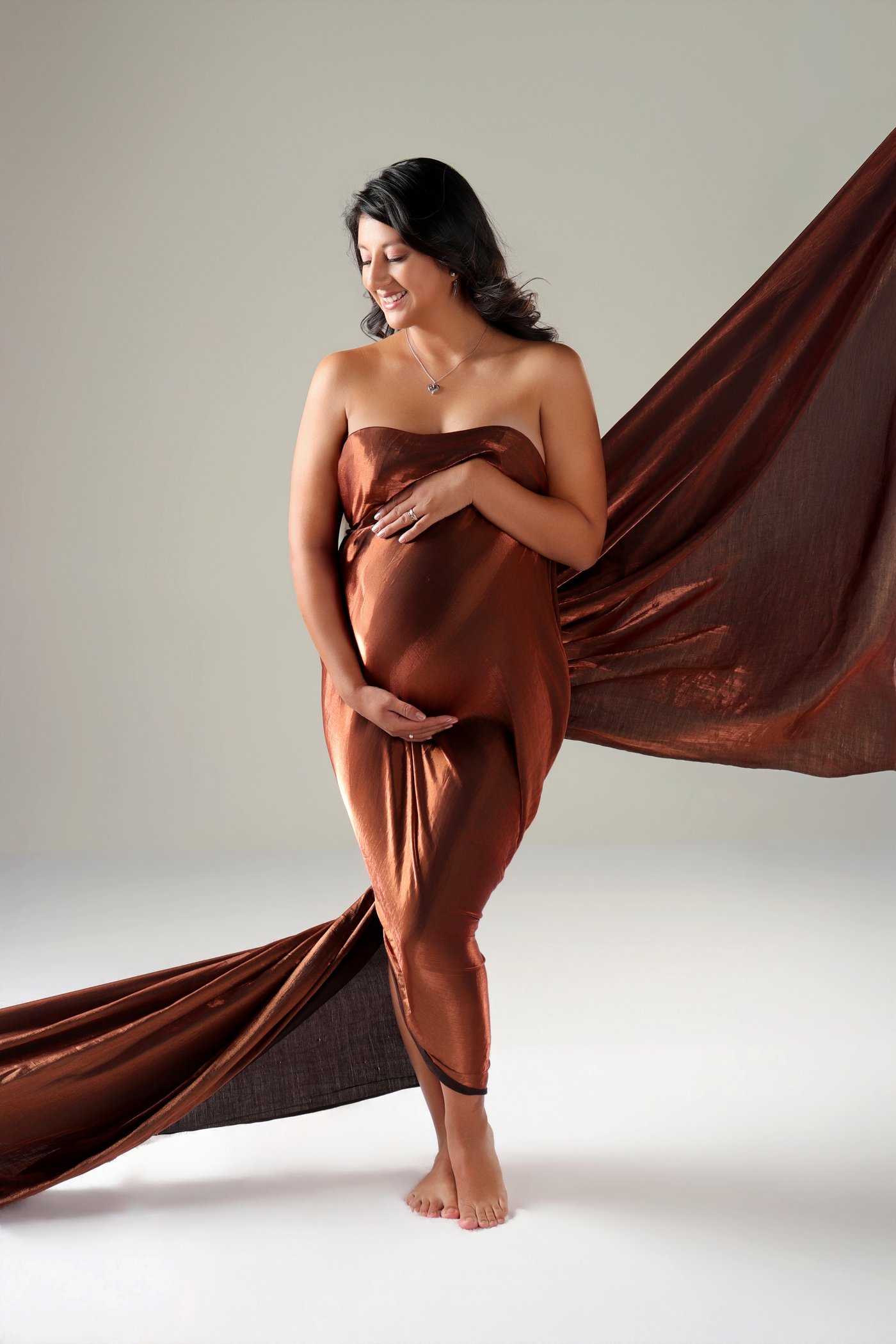 Embarazada con vestido cobre en movimiento, Erica Cruz
