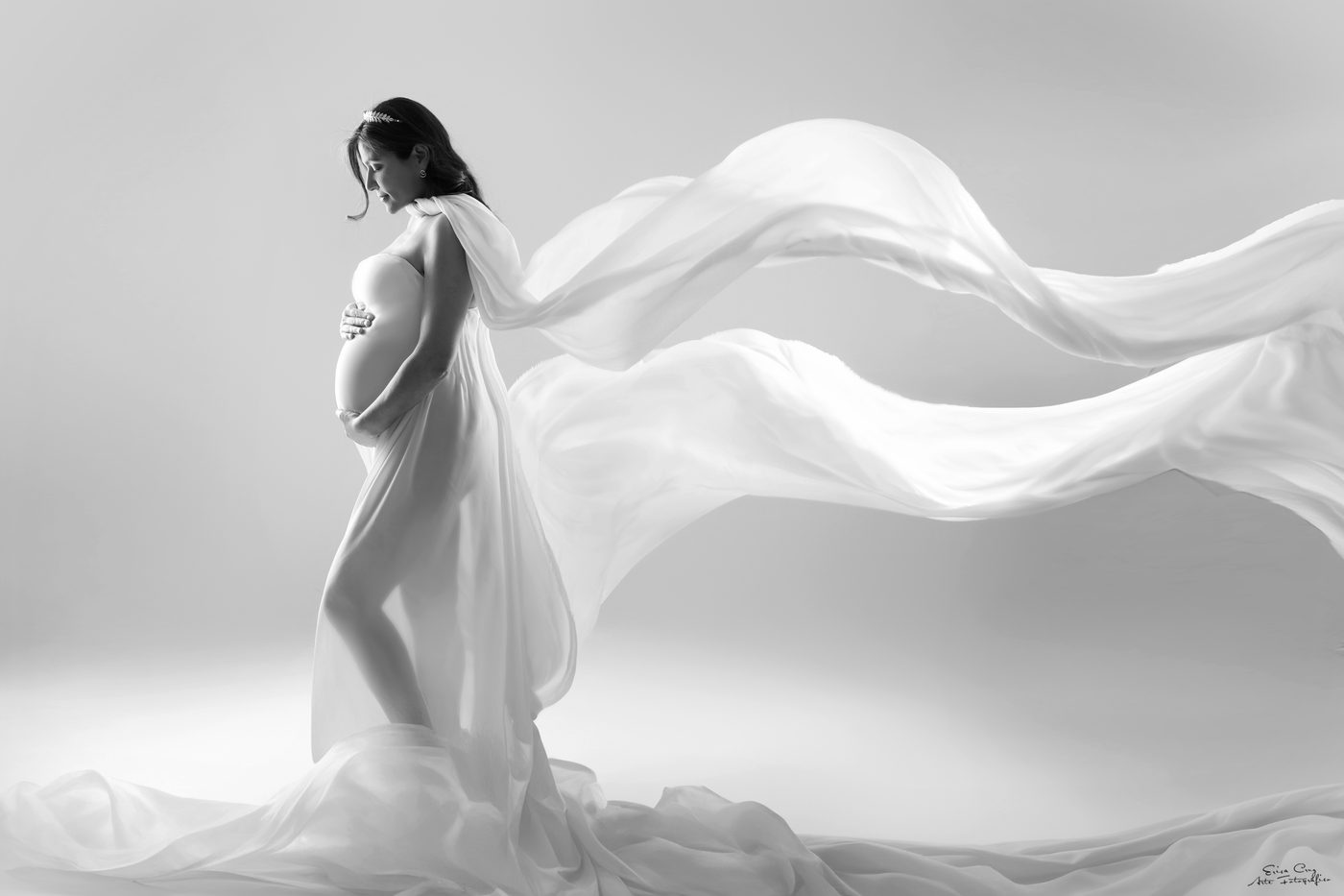 Mujer embarazada con vestido blanco vaporoso en movimiento, blanco y negro, Erica Cruz