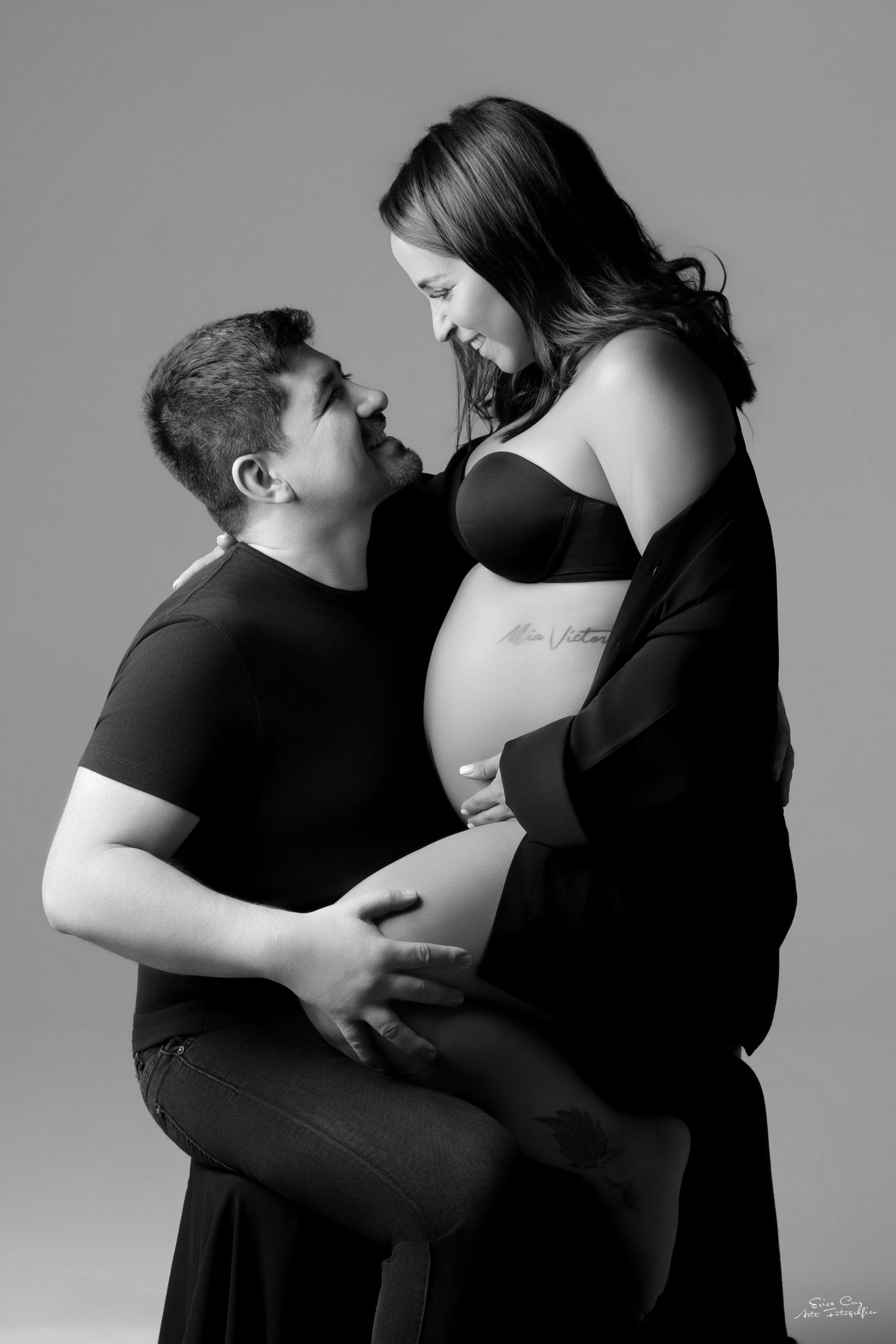 Pareja sentada mirándose con ternura, blanco y negro, Erica Cruz