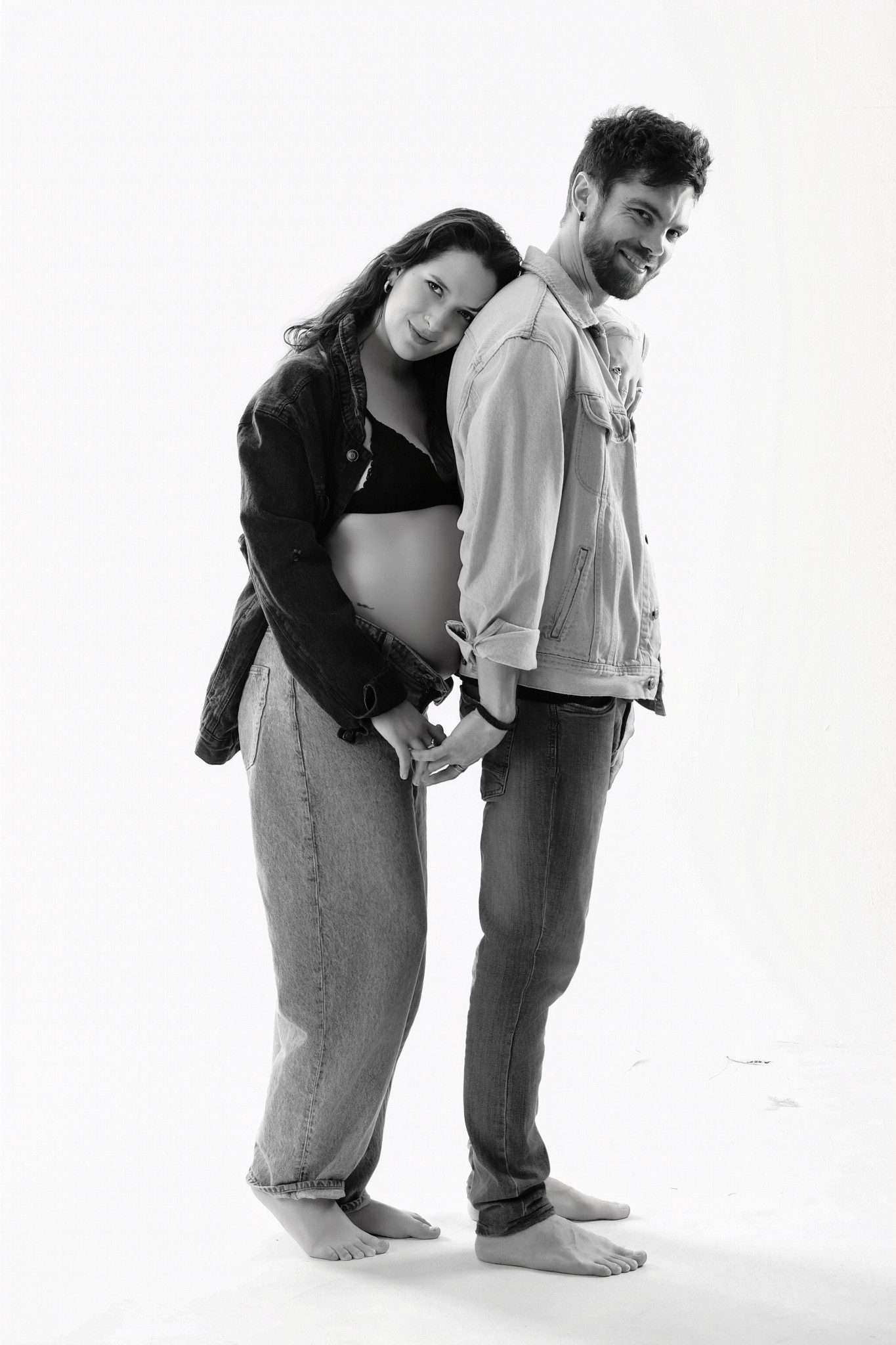 Pareja espalda con espalda tomados de la mano, blanco y negro, Erica Cruz