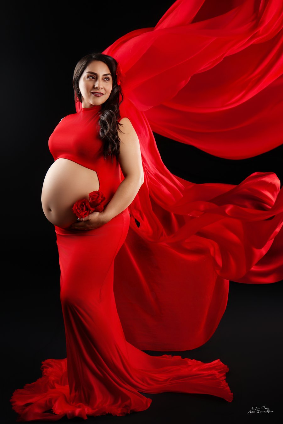 Embarazada con vestido rojo en movimiento, Erica Cruz