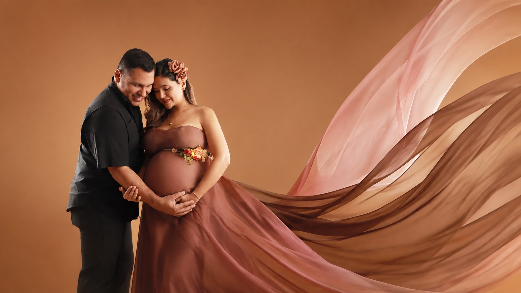 Pareja esperando a su bebé con vestido y tela en movimiento, Erica Cruz Santiago