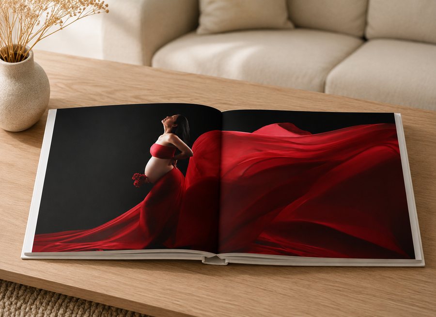 Libro fotográfico impreso abierto sobre una mesa, sesión de embarazo Erica Cruz