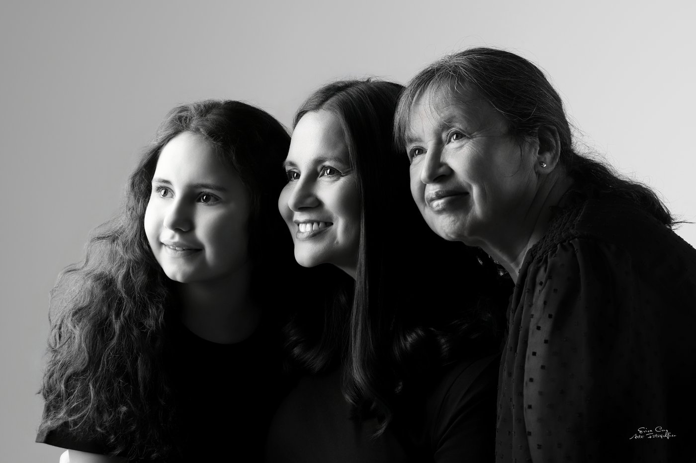 Tres generaciones de mujeres, retrato en blanco y negro, Erica Cruz