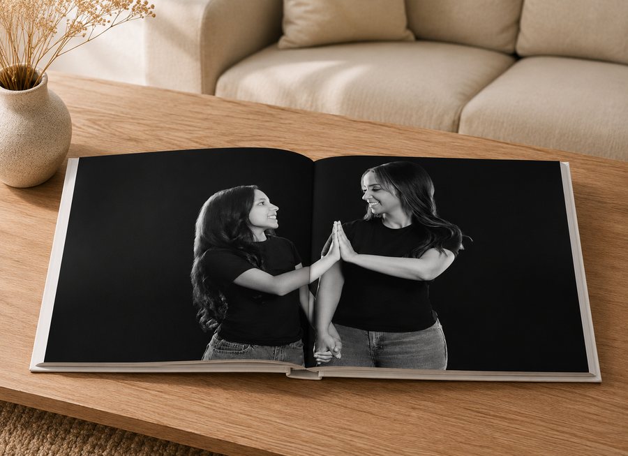 Libro fotográfico impreso abierto sobre una mesa, sesión familiar Erica Cruz