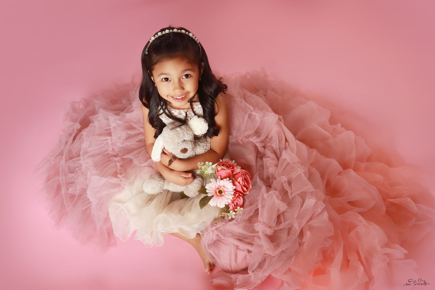 Niña con vestido de tul rosa y peluche, sesión infantil Erica Cruz