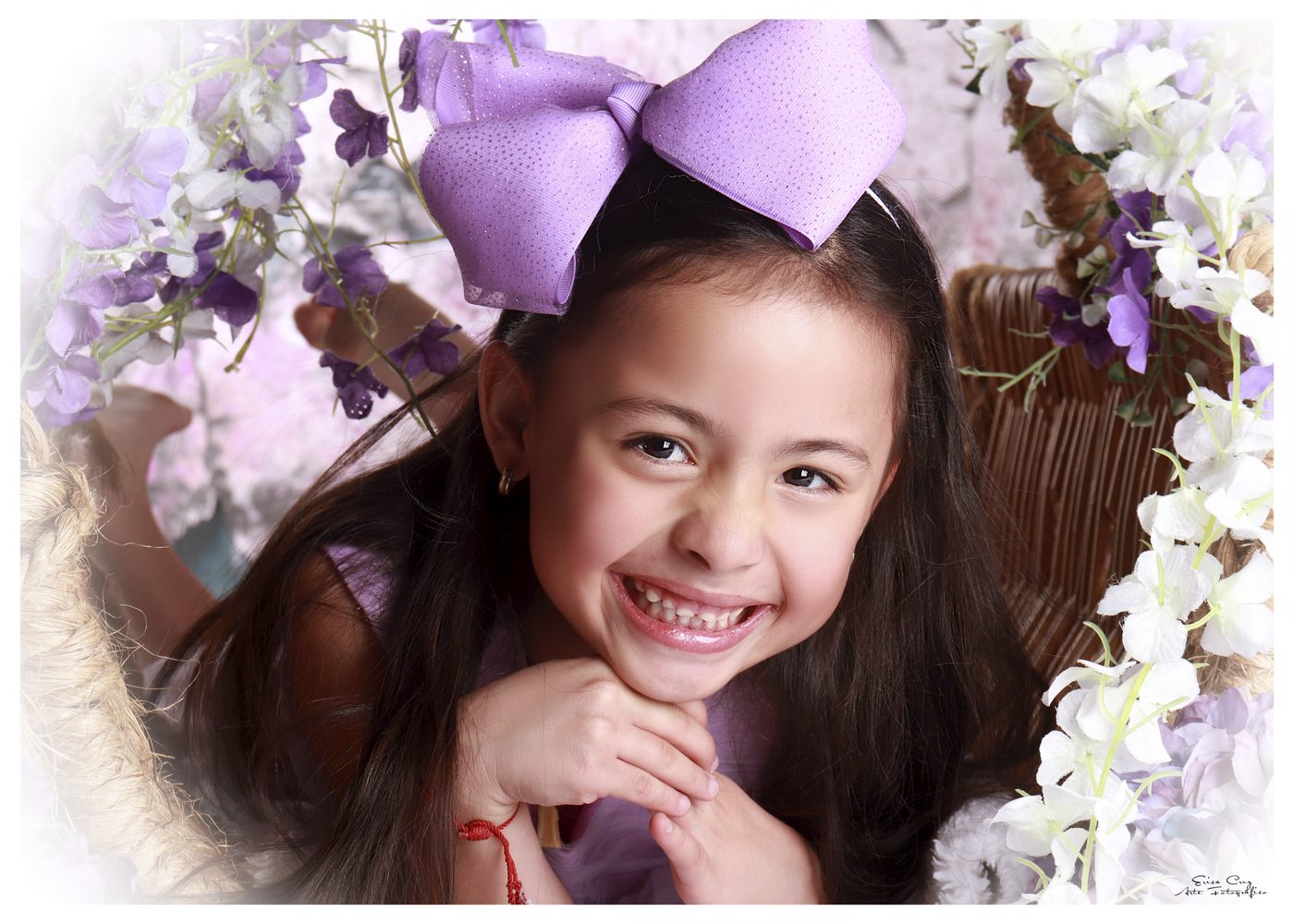 Niña con moño morado entre flores, Erica Cruz