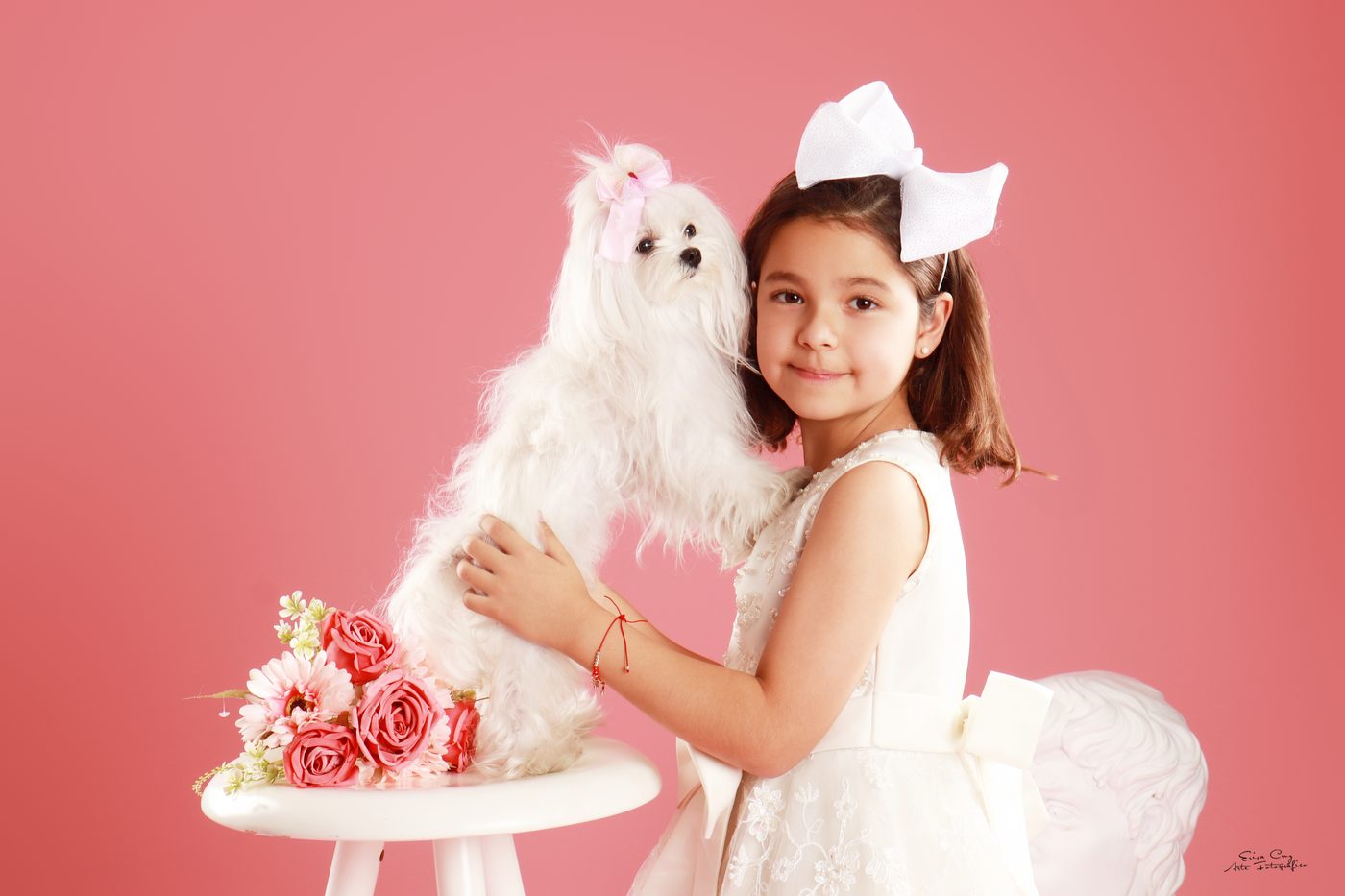 Niña junto a su perro maltés con moño, Erica Cruz