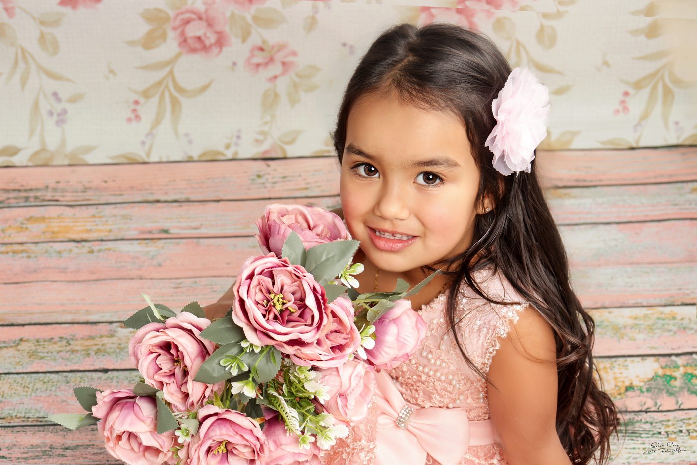 Niña con flores rosadas y vestido rosa, Erica Cruz