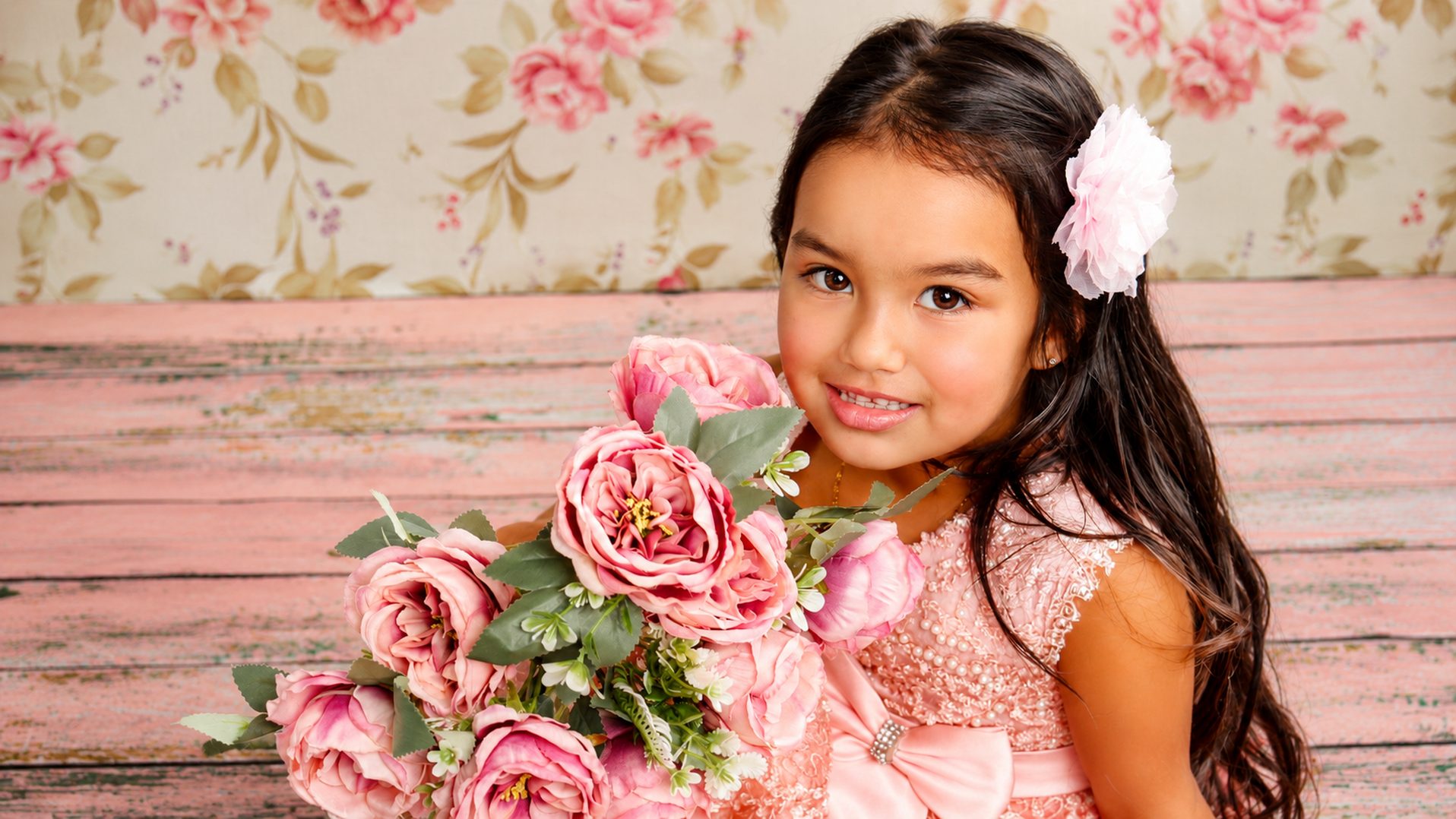 Niña con flores rosadas en sesión de estudio, Erica Cruz Santiago