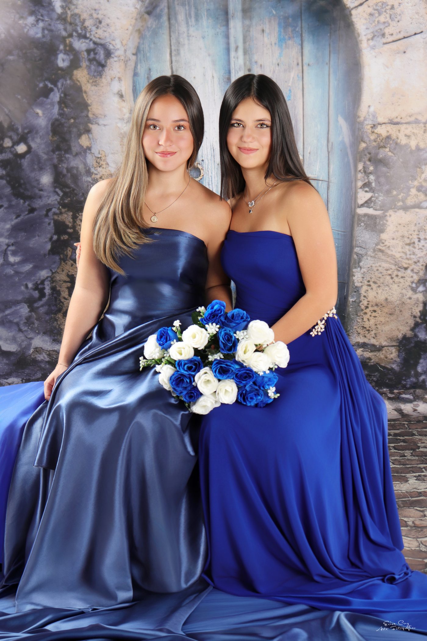 Dos hermanas con vestidos azules y ramo de flores, Erica Cruz