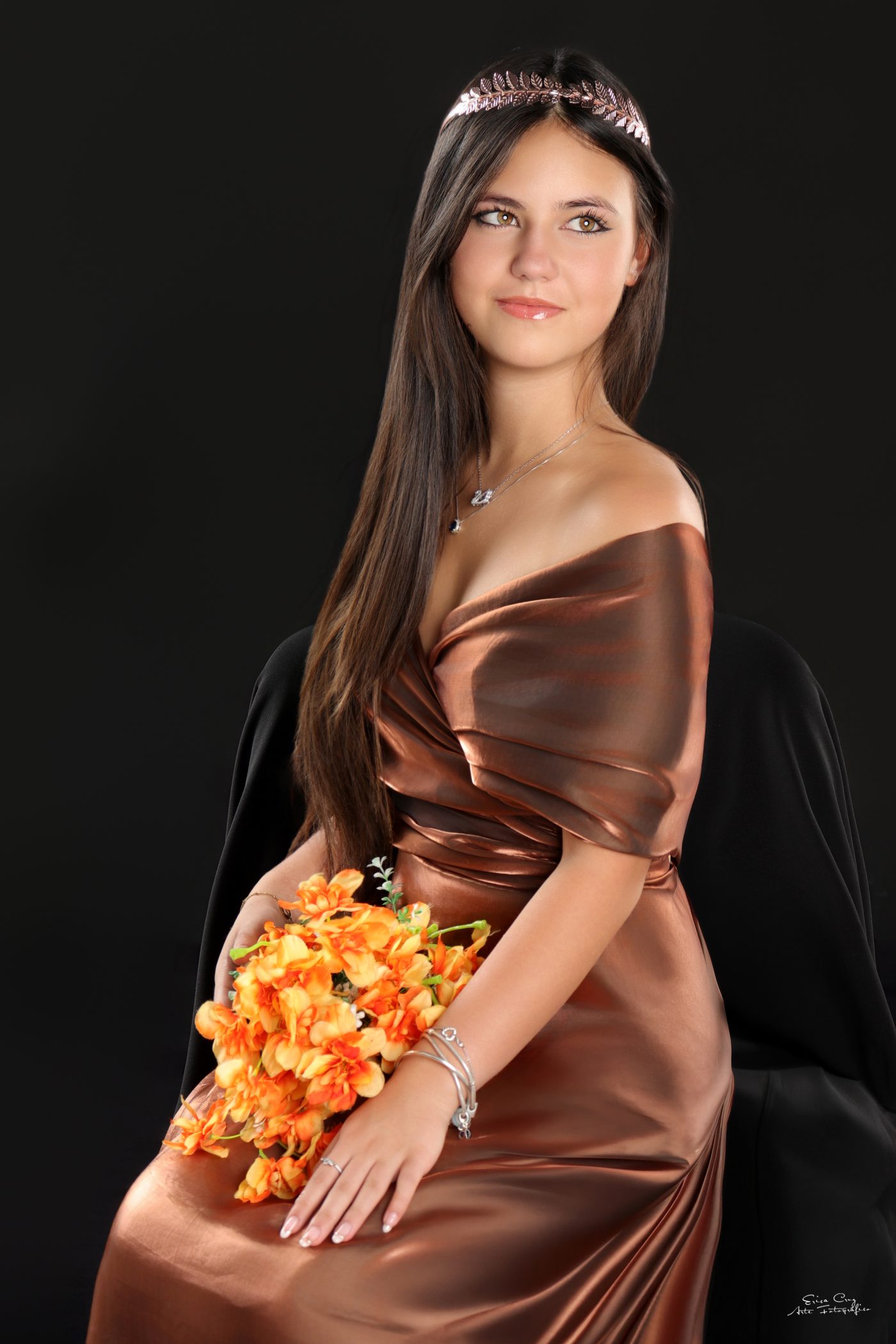 Adolescente con vestido cobre y ramo de flores naranjas, Erica Cruz