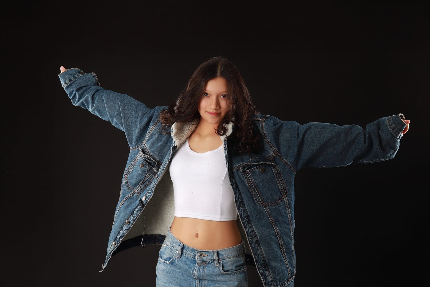 Adolescente con chaqueta de mezclilla y polera blanca, Erica Cruz