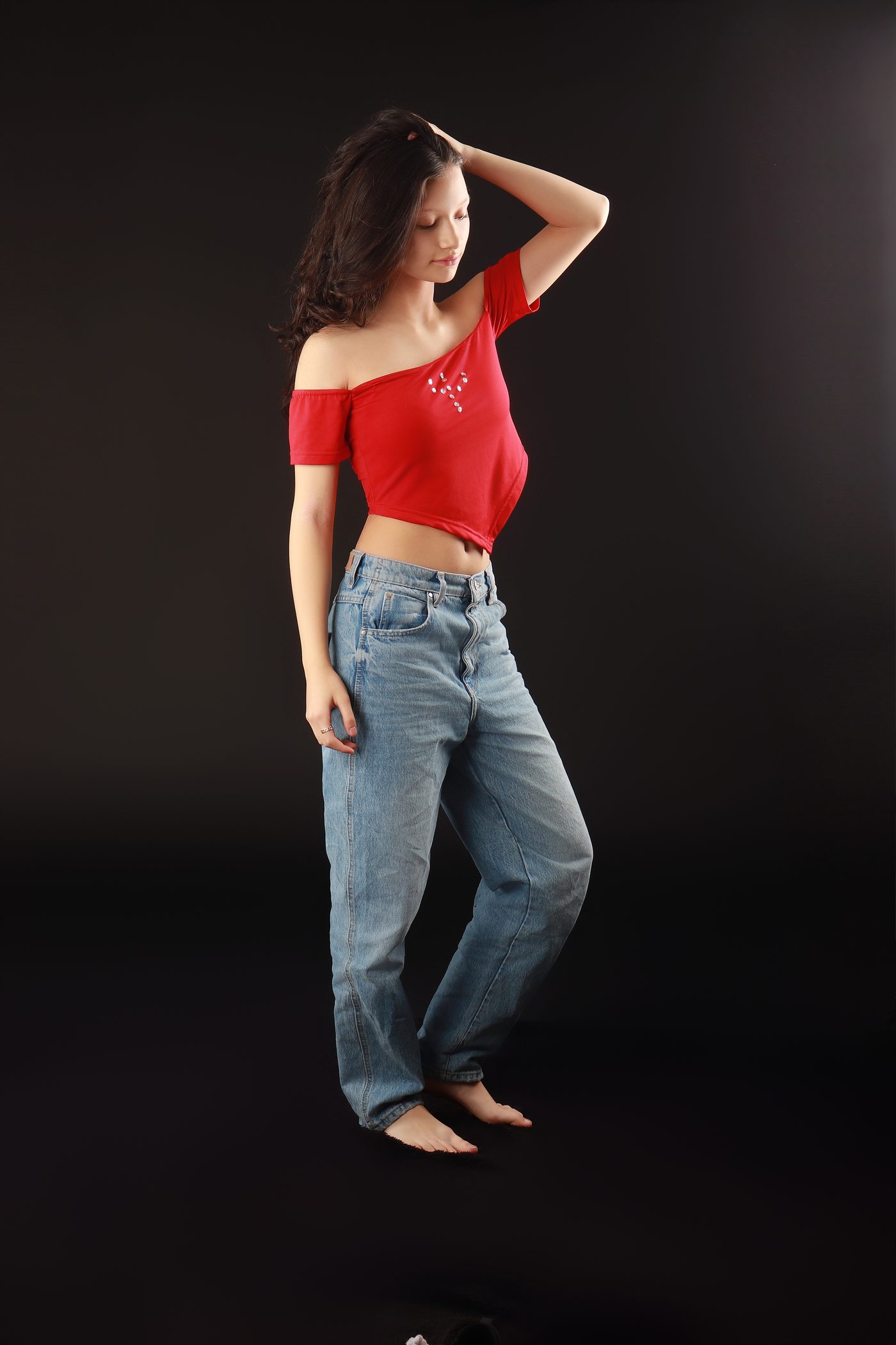 Adolescente con polera roja de un hombro y jeans, Erica Cruz