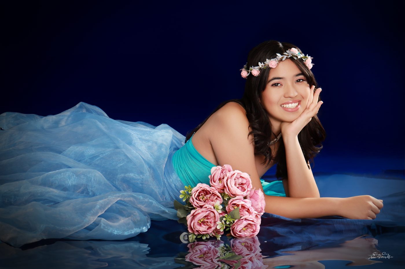Adolescente con vestido turquesa y corona de flores, Erica Cruz