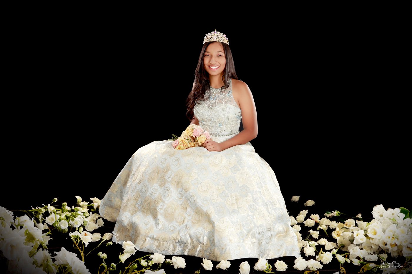 Adolescente con vestido y corona de quince años, Erica Cruz
