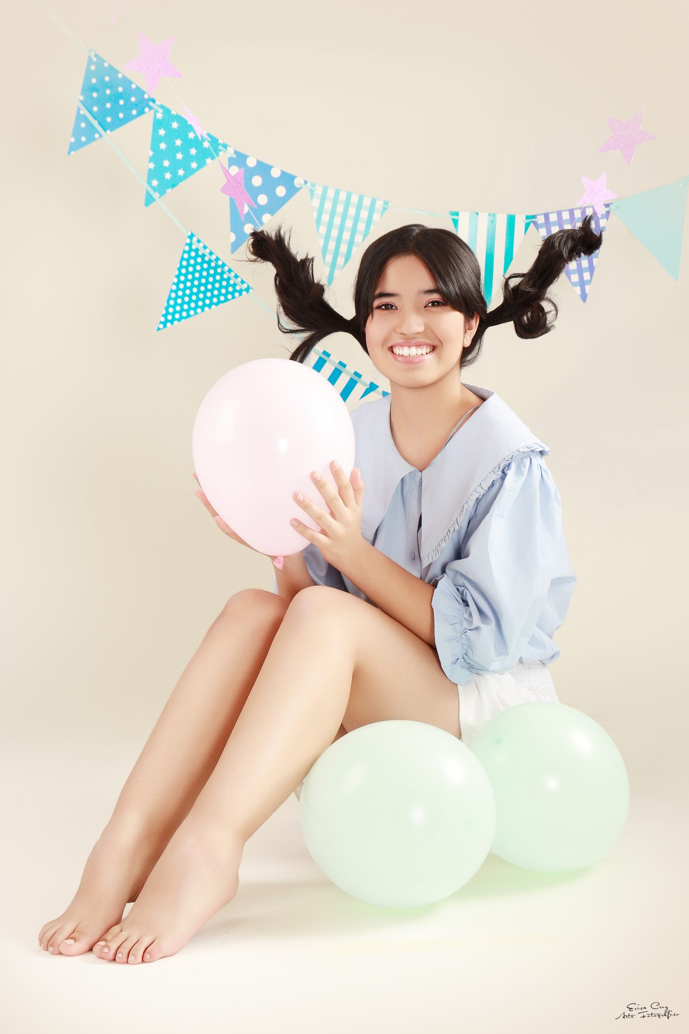Adolescente sonriente con globos y banderines de cumpleaños, Erica Cruz