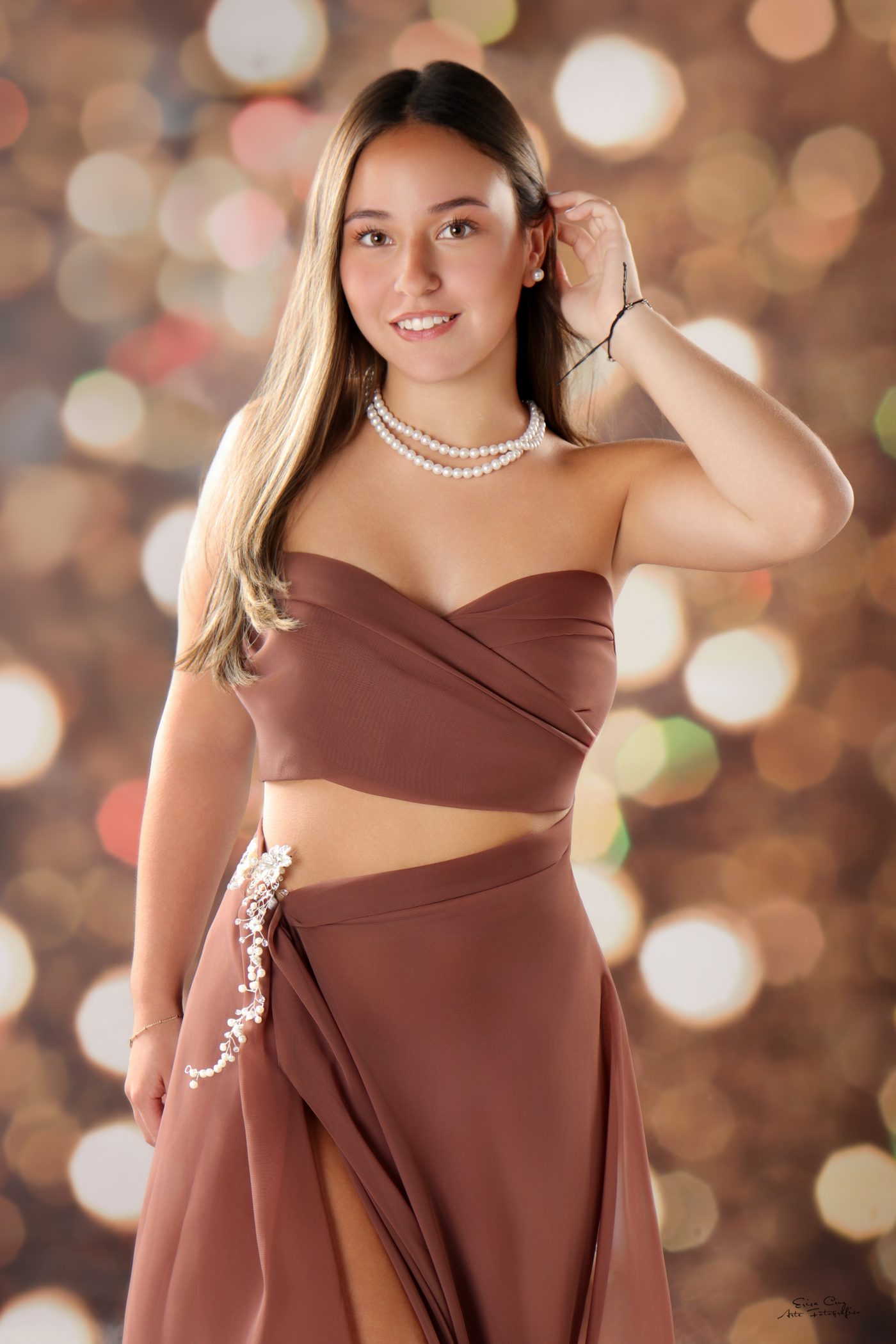 Adolescente con vestido cobre y collar de perlas, Erica Cruz