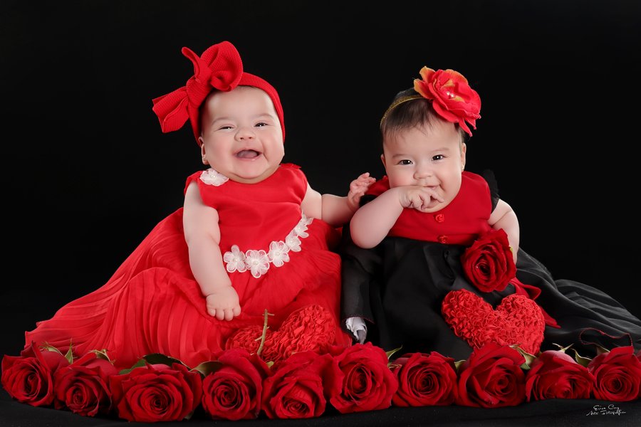 Mellizas vestidas de rojo y negro con rosas — ver sesiones de Bebés, Erica Cruz
