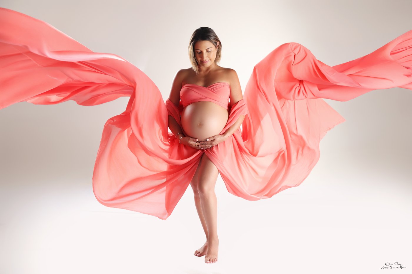 Embarazada con tela coral extendida como alas — ver sesiones de Embarazo, Erica Cruz