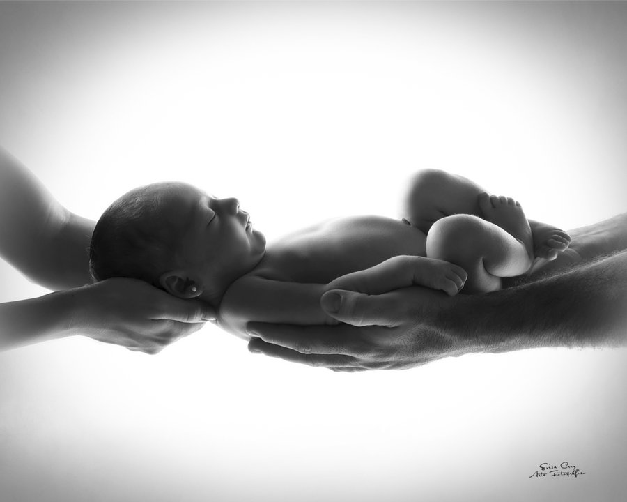 Recién nacido en brazos de sus padres, blanco y negro, Erica Cruz