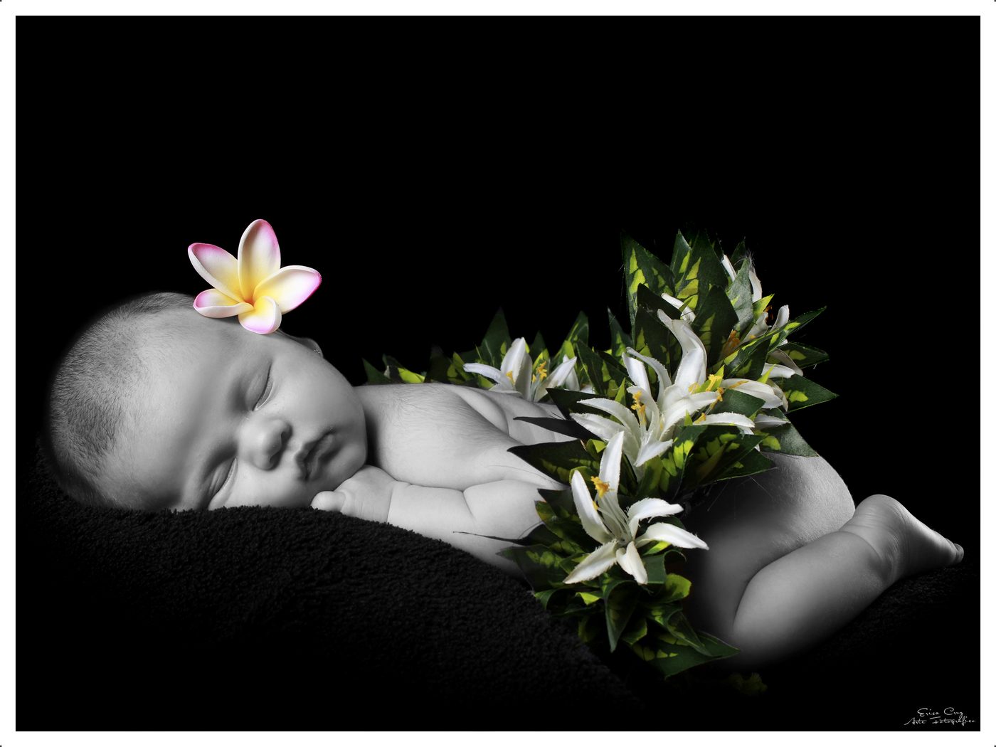 Recién nacido dormido con corona de flores blancas, blanco y negro con detalle de color, Erica Cruz